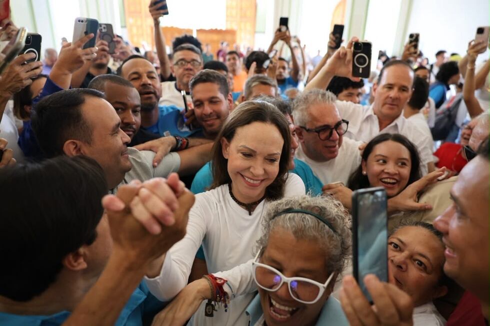 En esta foto publicada por la Oficina de Prensa de Vente Venezuela, la líder opositora...