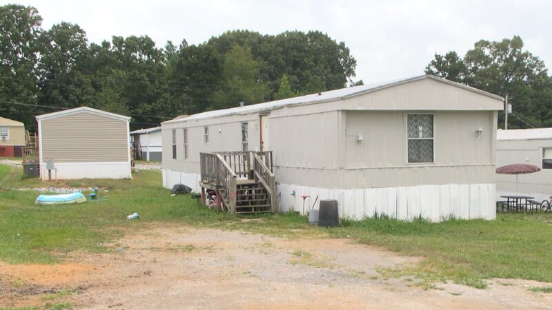 La casa móvil no contaba con aire acondicionado y todas las ventanas estaban cerradas.