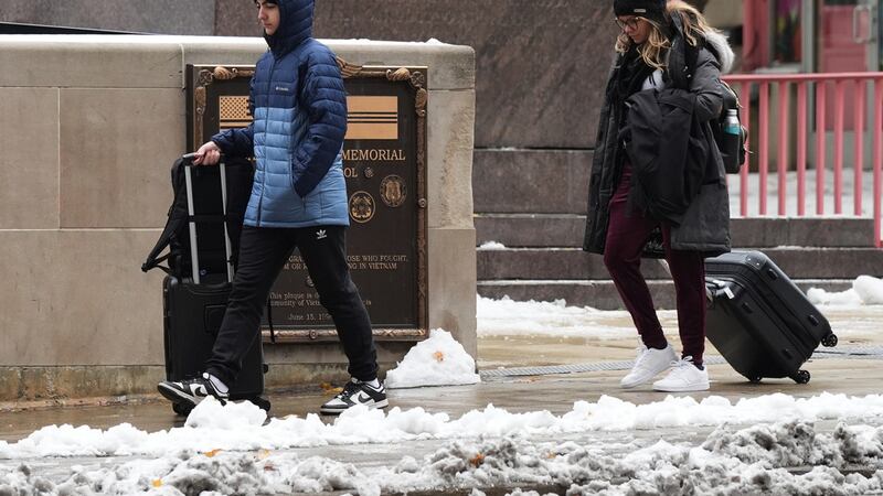 Personas en medio de la nieve en Chicago el 11 de noviembre del 2025. (AP foto/Nam Y. Huh)