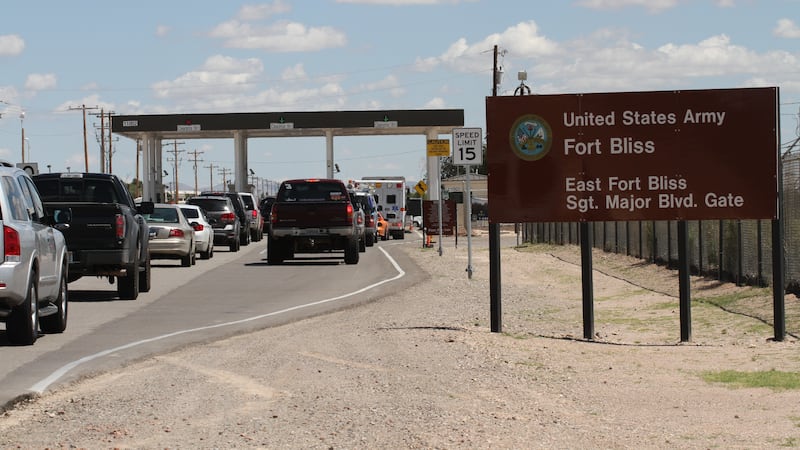 ARCHIVO – Varios automóviles esperan para entrar en Fort Bliss, en El Paso, Texas, el 9 de...