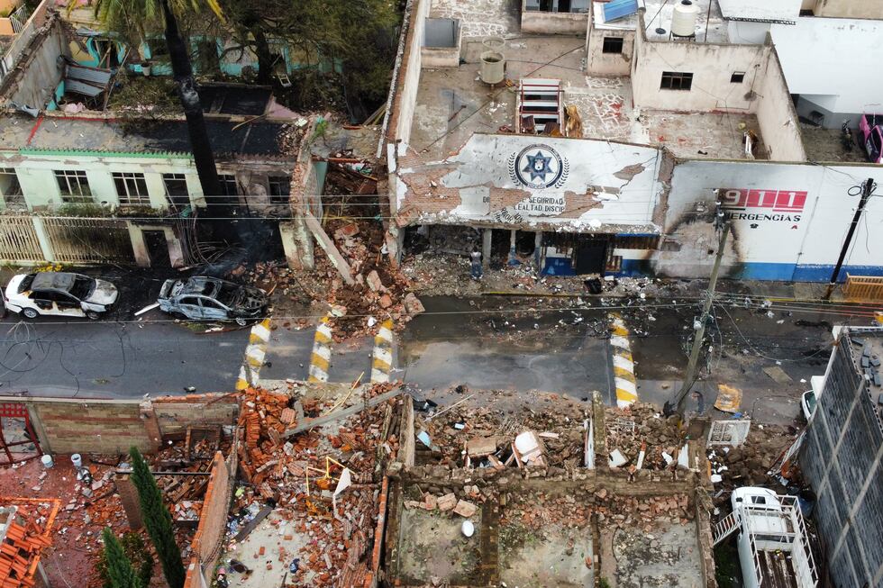 Una comisaría municipal, en la imagen superior, y otros edificios han resultado dañados tras...