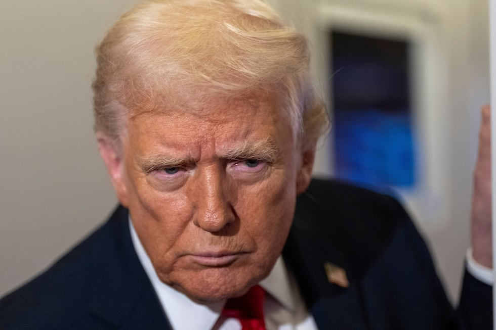 El presidente de Estados Unidos, Donald Trump, se inclina hacia delante para escuchar una...