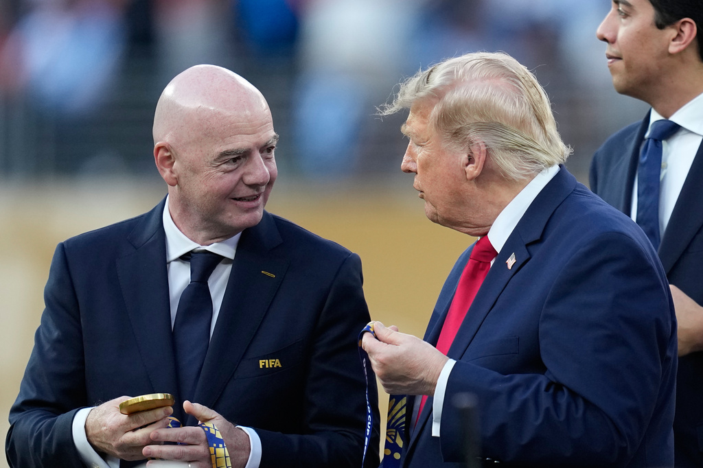 El presidente Donald J. Trump charla con el presidente de la FIFA Gianni Infantino durante la...