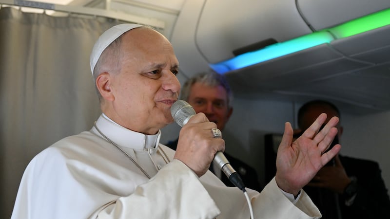 El papa León XIV habla con los periodistas a bordo de su vuelo con destino al Aeropuerto...