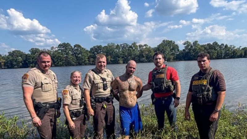 Fugitivo se lanza a lago para escapar de la policía.