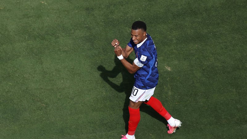 Kylian Mbappé (10) celebra tras anotar un gol para Francia en el partido contra Senegal por el...