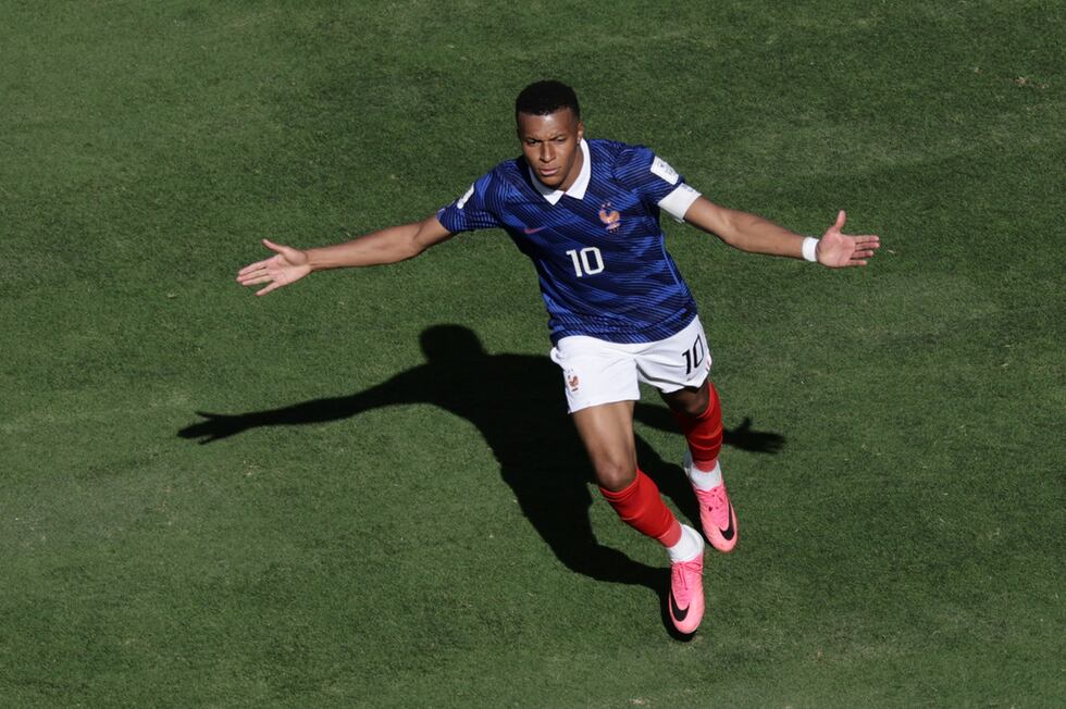 El francés Kylian Mbappé celebra después de anotar el tercer gol de su equipo ante Senegal en...