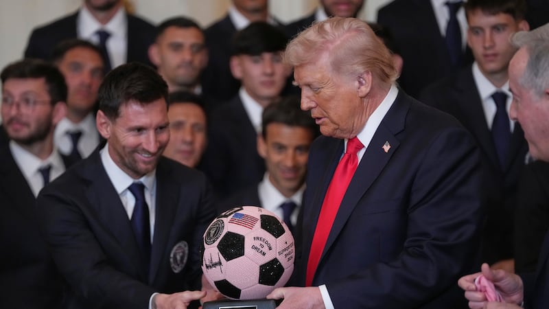 El presidente estadounidense Donald Trump recibe un trofeo de manos del argentino Lionel...