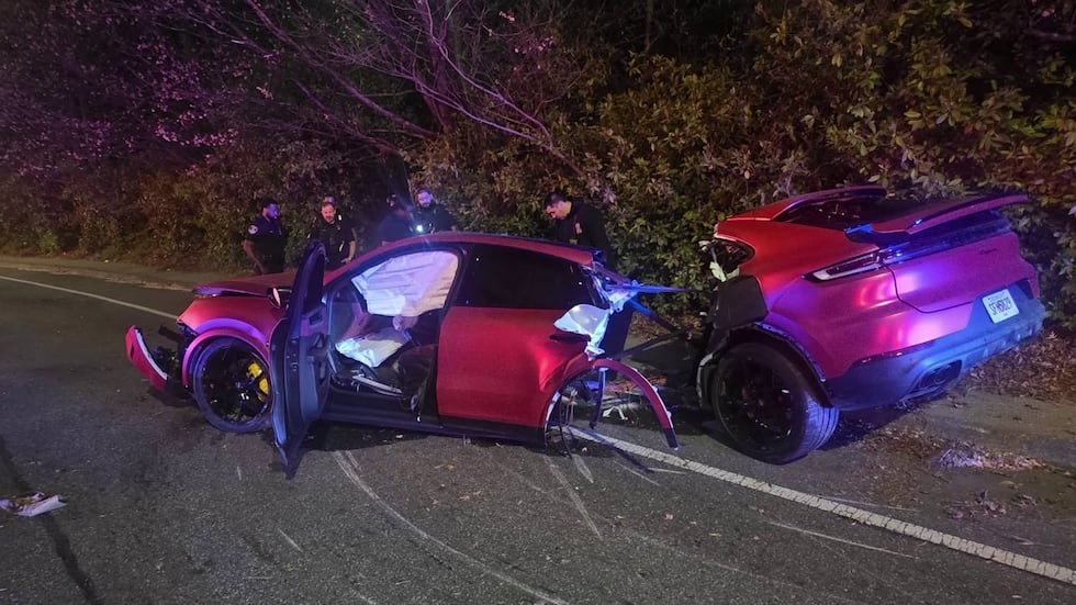 A pesar del fuerte impacto, “sorprendentemente, el conductor sufrió solo heridas leves”,...
