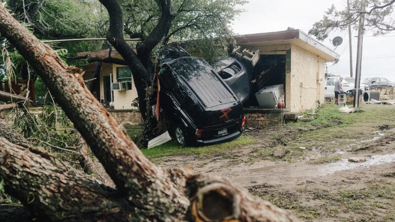 Coches dañados que fueron arrastrados por las aguas durante las inundaciones de Kerrville, el...