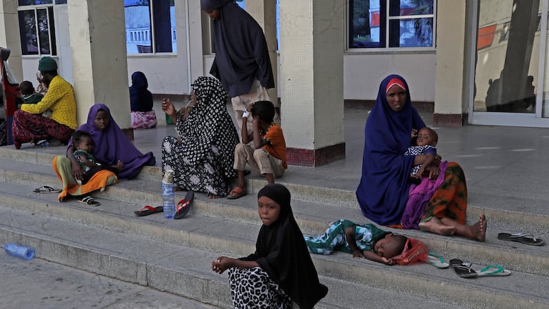 Varios pacientes en la entrada del hospital Banadir en Mogadiscio, Somalia, el martes 11 de...