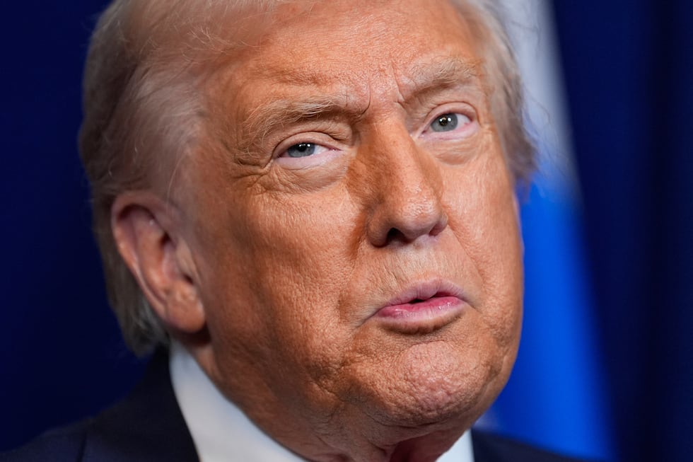 El presidente de EEUU, Donald Trump, habla durante una conferencia de prensa con el primer...