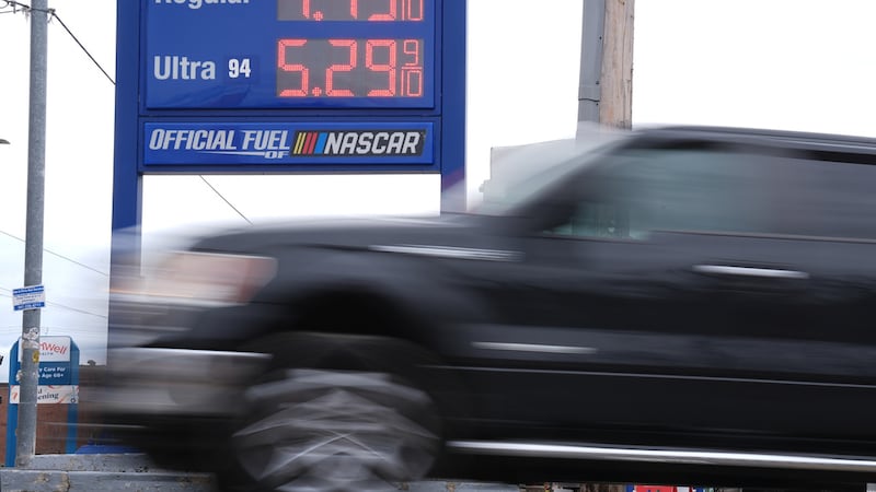 Un vehículo pasa junto a un cartel con precios de combustible en una gasolinera en Filadelfia,...