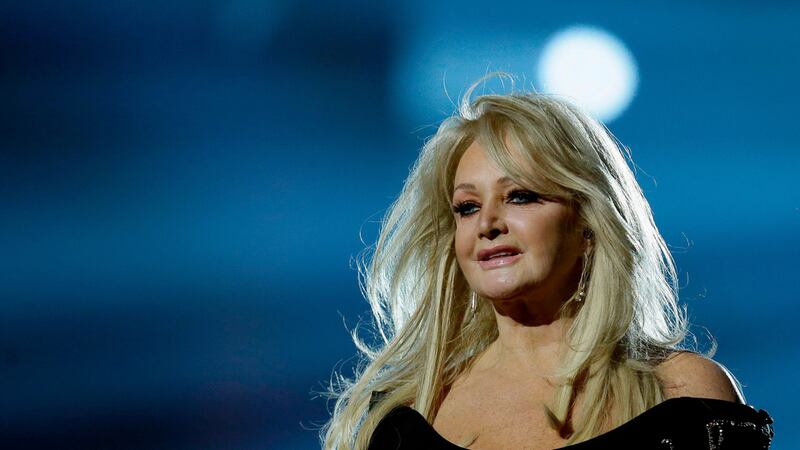 ARCHIVO - La cantante Bonnie Tyler interpreta su canción "Believe in Me" durante un ensayo...