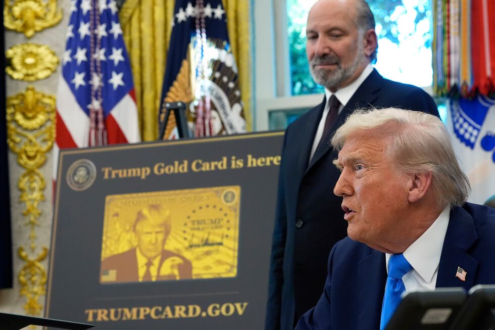 El presidente estadounidense Donald Trump habla junto con el secretario de Comercio, Howard...