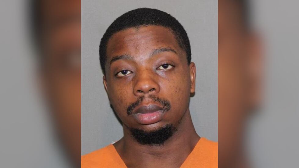 La policía de Paris (Texas) declaró que Edgar Bridgemon, de 24 años, admitió que le había dado...