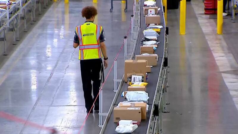 Dependiendo del tiempo que tarde una carta en llegar al centro de distribución, podría tener...