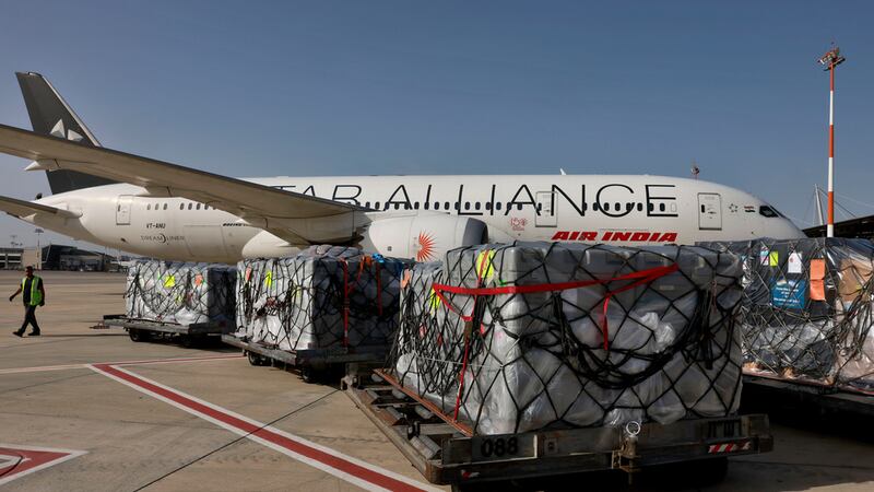 ARCHIVO - Trabajadores cargan suministros médicos en un avión de Air India hacia India, en el...