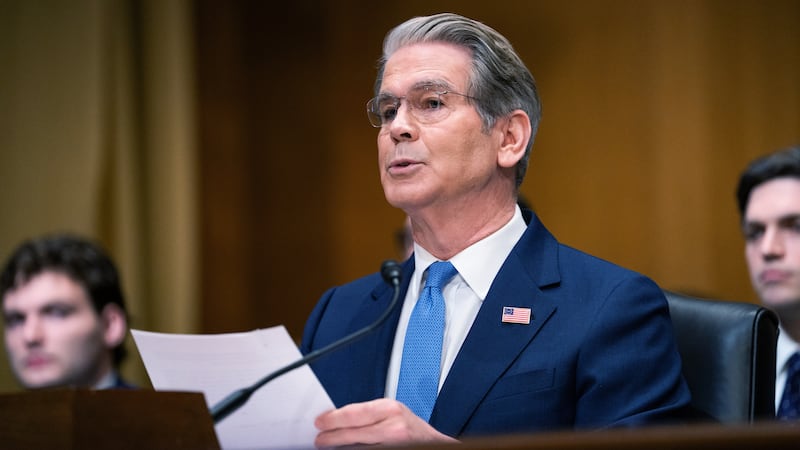 El secretario del Tesoro Scott Bessent testifica en el Congreso en Washington, el 3 de junio...