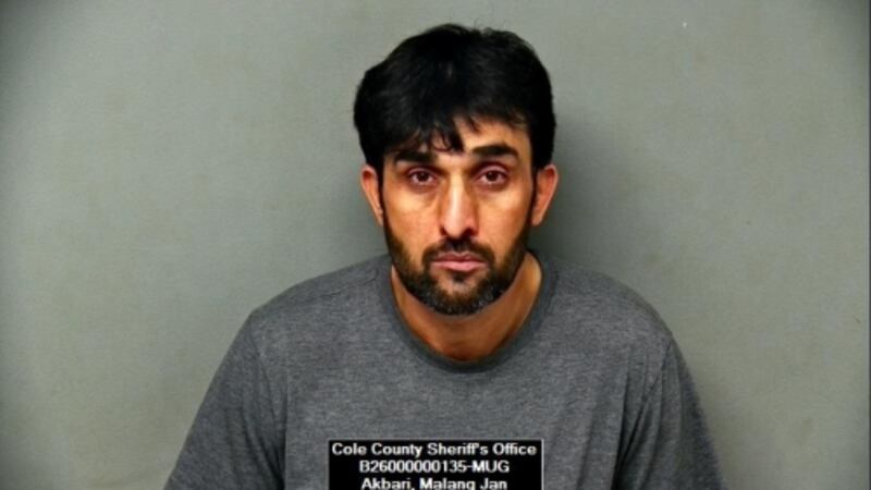 Malang Jan Akbari se enfrenta a múltiples cargos, entre ellos el de asesinato en primer grado,...