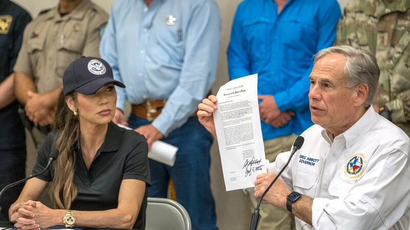 El gobernador de Texas, Greg Abbott, sostiene una declaración de desastre recién firmada,...