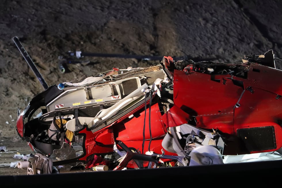 Un helicóptero médico se ve tras estrellarse en la autopista 50 el lunes 6 de octubre de 2025,...