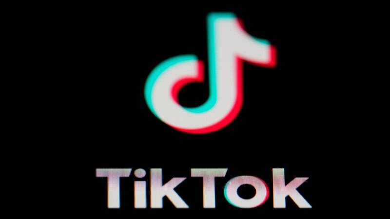 ARCHIVO - El icono de la aplicación para compartir vídeos TikTok se ve en un smartphone, el 28...