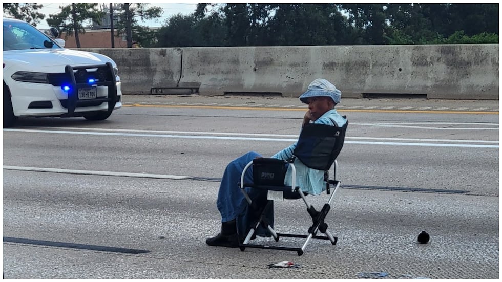 Una mujer armada con una pistola ha provocado un caos en el tráfico durante un enfrentamiento...