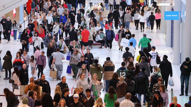 Compradores recorren tiendas en el Mall of America en busca de ofertas del Black Friday, el...
