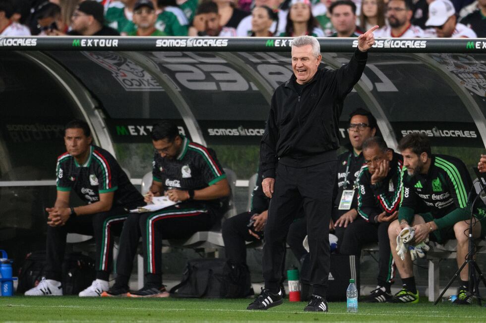 Javier Aguirre, entrenador de la selección Mexicana de fútbol, da instrucciones a sus...