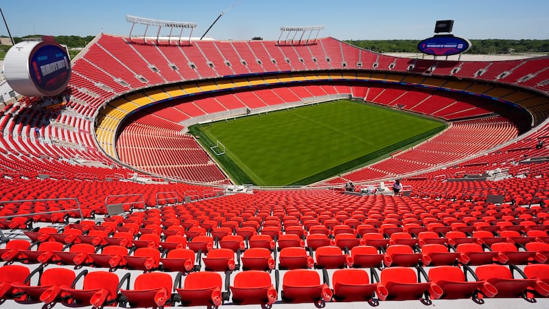 Una vista general del Estadio Arrowhead mientras es renombrado como Estadio de Kansas City, el...