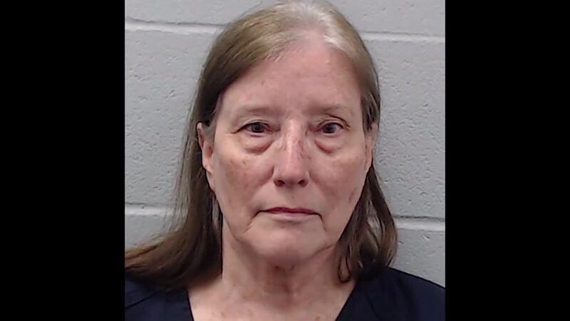 Los mensajes de texto entre una abogada especializada en adopciones y las reclusas muestran...