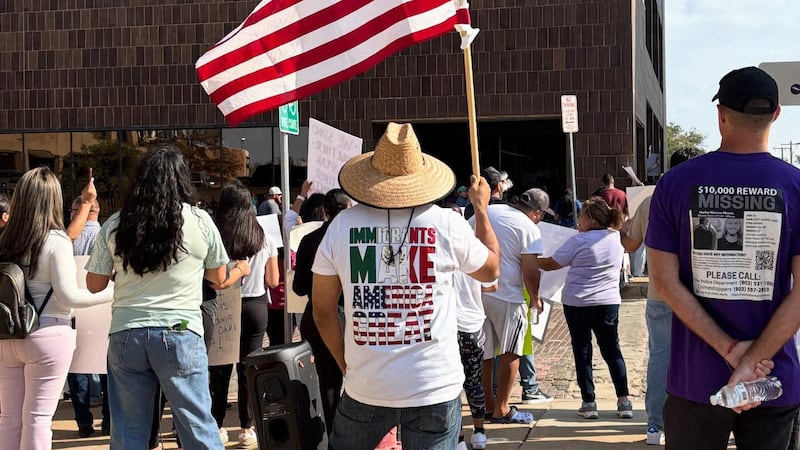 El martes una protesta se llevó a cabo fuera de la corte de comisionados del condado Smith en...