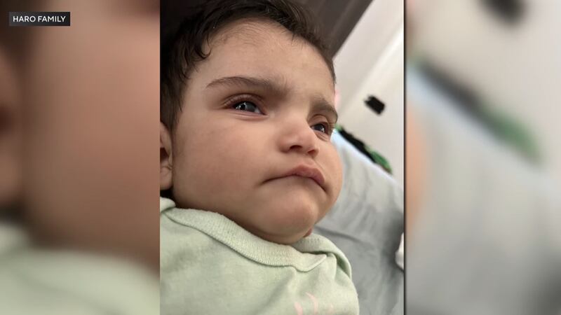 Las autoridades están investigando después de que la madre de Emmanuel Haro, de 7 meses,...