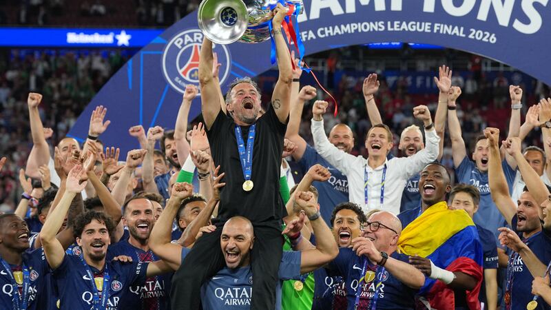 El técnico Luis Enrique alza el trofeo tras la victoria del Paris Saint-Germain en la final de...