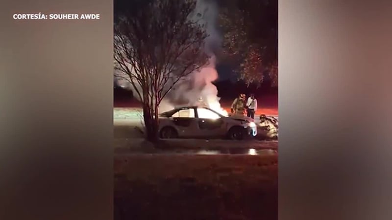 Arrestan a adolescente de 17 años por presuntamente prender cinco vehículos en fuego...