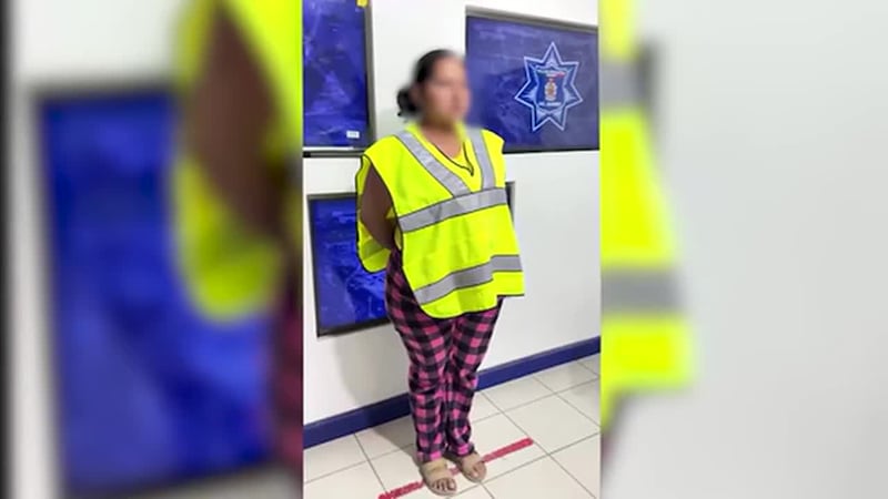Rescatan a niño que estaba encadenado en una vivienda de Ciudad Juárez, México. Su madre, de...