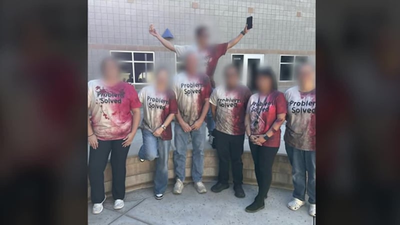 Controversia en el distrito escolar Vail en Tucson, Arizona. Maestros usaron camisetas...