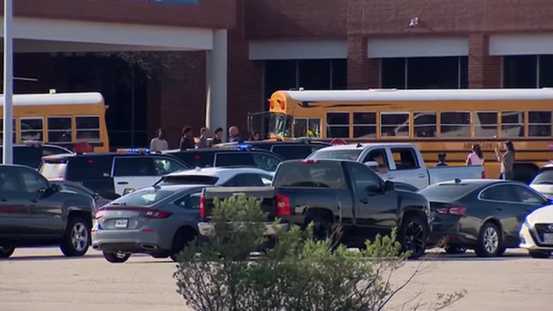 Tiroteo en preparatoria en el que murió un estudiante llevó al FBI a desmantelar una pandilla...